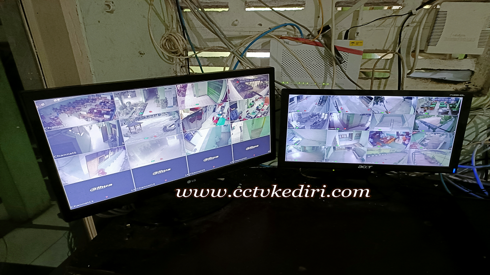 <p>Kamera CCTV berfungsi untuk memperkuat keamanan, baik di rumah maupun perkantoran atau bisa juga tempat usaha anda, secara umum CCTV dapat diartikan sebagai suatu perangkat kamera video digital dan digunakan untuk mengirim sinyal ke layar monitor, wajar saja bila kamera juga kerap kali disebut kamera pengintai, kamera dapat bekerja dengan sendirinya.</p>